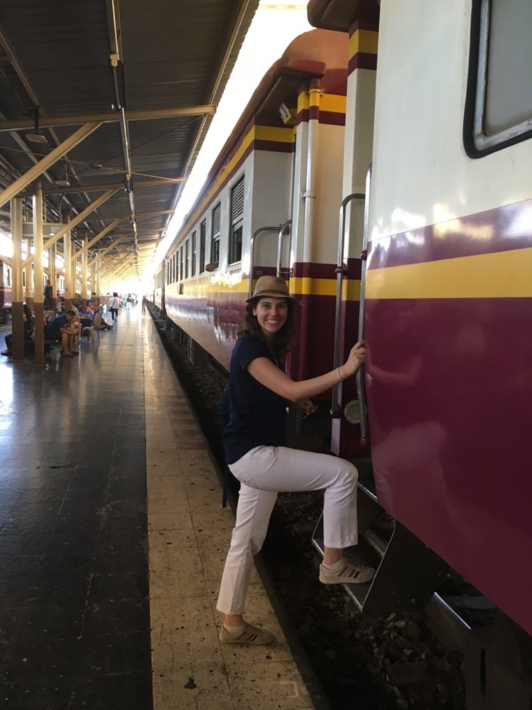 Train in Bangkok - Mochilao a dois Train in Bangkok - Mochilao a dois